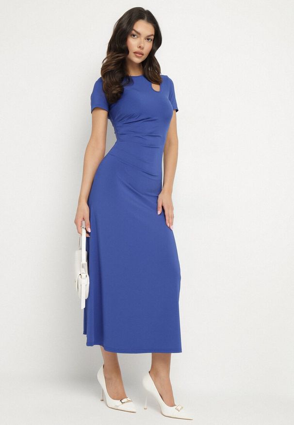 Born2be - Niebieska Sukienka o Dopasowanym Fasonie z Lekkimi Marszczeniami Aporea. Okazja: na co dzień. Kolor: niebieski. Długość rękawa: krótki rękaw. Sezon: wiosna, lato. Typ sukienki: dopasowane, sportowe. Styl: casual, elegancki, sportowy