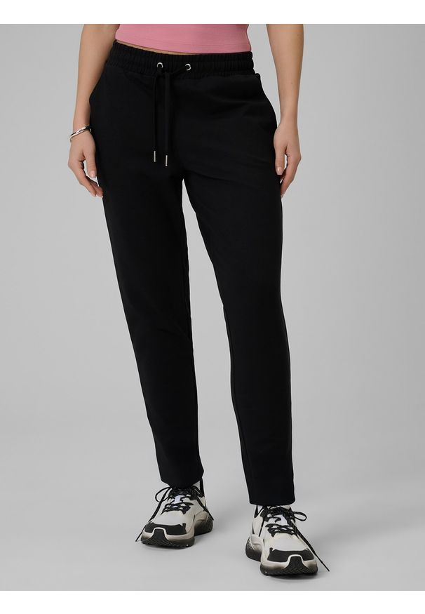 4f - 4F Spodnie dresowe damskie - czarne S. Stan: podwyższony. Kolor: czarny. Materiał: dresówka. Sport: turystyka piesza, fitness