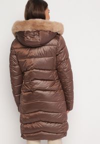 Born2be - Brązowa Pikowana Kurtka Dwustronna przed Kolano z Kapturem i Futerkiem Niragres. Typ kołnierza: kaptur. Kolor: brązowy. Materiał: futro. Wzór: aplikacja #4
