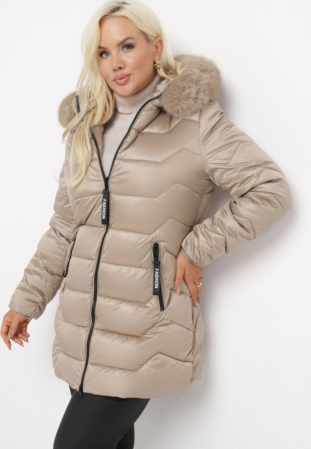 Born2be - Beżowa Kurtka z Kapturem i Sztucznym Futerkiem Zapinana na Suwak Caitin. Okazja: na co dzień. Typ kołnierza: kaptur. Kolekcja: plus size. Kolor: beżowy. Materiał: futro. Styl: casual, klasyczny