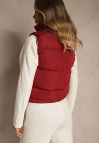 Renee - Bordowa Kamizelka Ozdobiona Pikowaniem i Wzorzystą Podszewką w Meander Olerea. Okazja: na co dzień. Kolor: czerwony. Wzór: aplikacja. Styl: casual #5
