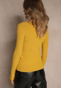 Renee - Żółty Sweter z Dzianiny w Prążki z Dekoltem w Serek i Aplikacjami Rallenia. Okazja: na co dzień. Typ kołnierza: dekolt w serek. Kolor: żółty. Materiał: dzianina. Długość rękawa: długi rękaw. Długość: długie. Wzór: aplikacja, prążki. Styl: casual #5