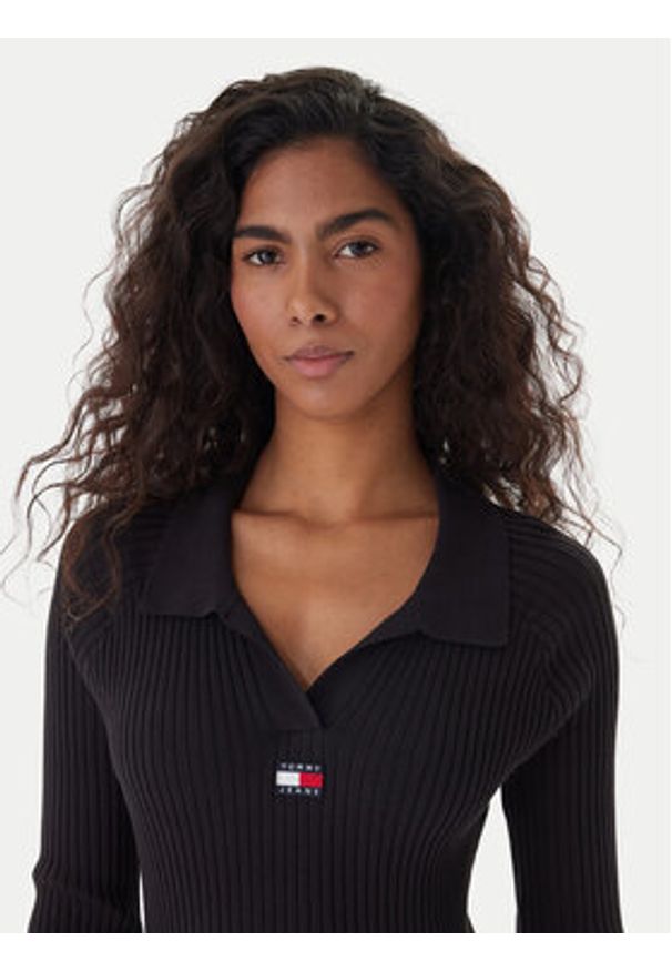 Tommy Jeans Sukienka dzianinowa Badge DW0DW22183 Czarny Slim Fit. Kolor: czarny. Materiał: syntetyk, bawełna