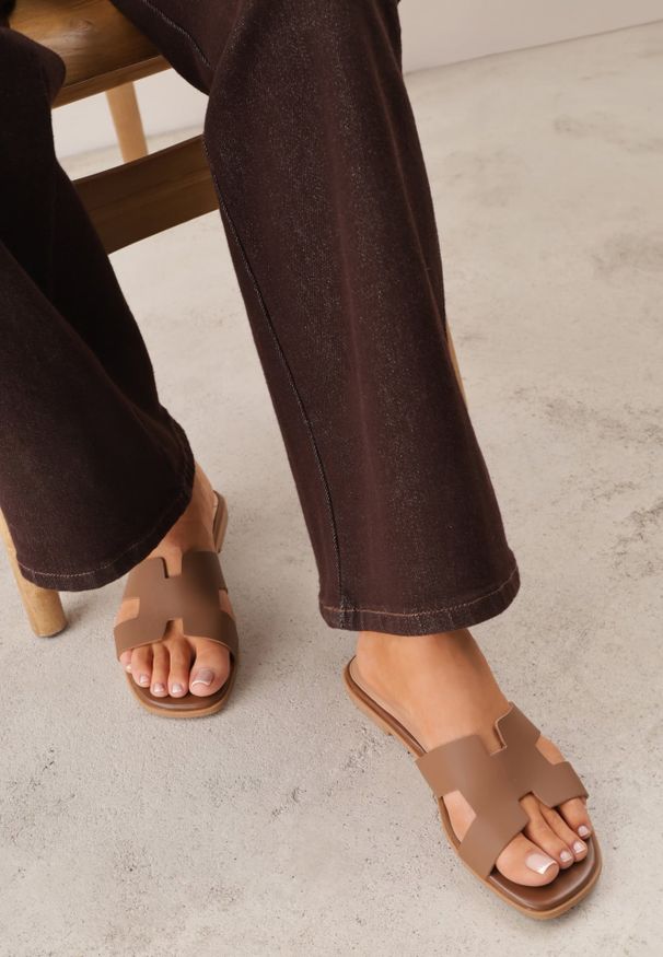 Renee - Brązowe Klapki VICES Basic z Ozdobnymi Wycięciami i Ściętym Noskiem Selestte. Okazja: na co dzień. Kolor: brązowy. Materiał: jeans. Sezon: lato. Styl: casual