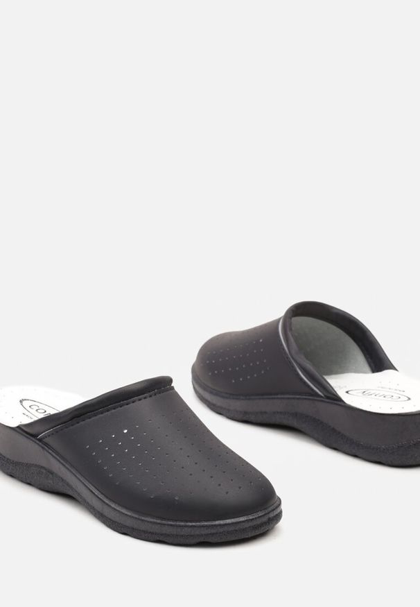 Born2be - Granatowe Klapki z Ozdobną Perforacją Etanelis. Okazja: na co dzień. Kolor: niebieski. Materiał: jeans. Wzór: aplikacja. Sezon: lato, wiosna. Styl: elegancki, casual, klasyczny