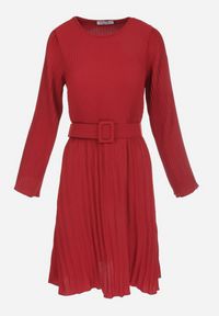 Born2be - Bordowa Sukienka Plisowana z Paskiem Flyne. Kolor: czerwony. Długość rękawa: długi rękaw. Styl: elegancki. Długość: mini