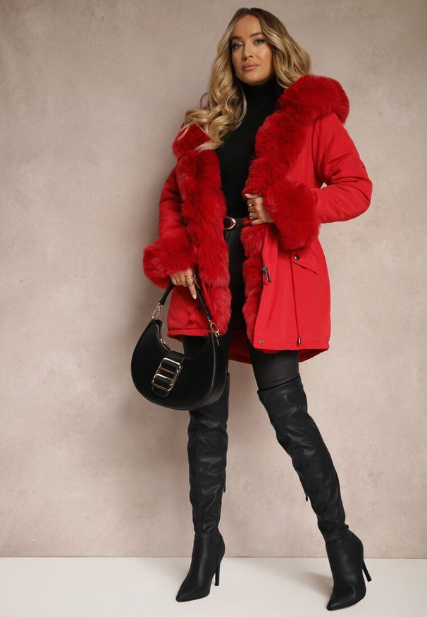 Renee - Czerwona Kurtka Parka z Futerkiem i Szerokim Kapturem Florion. Okazja: na co dzień. Kolor: czerwony. Materiał: futro. Wzór: aplikacja. Sezon: zima. Styl: casual
