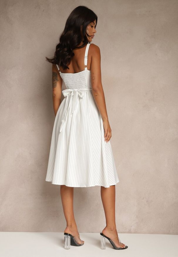 Renee - Biała Rozkloszowana Sukienka z Wiskozą w Paski Dolavessa. Okazja: na co dzień. Kolor: biały. Materiał: wiskoza. Długość rękawa: na ramiączkach. Wzór: paski. Styl: elegancki, casual, klasyczny. Długość: midi