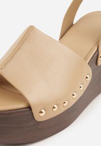 Renee - Ciemnobeżowe Sandały na Platformie i Koturnie z Nitami po Bokach Zaehesh. Okazja: na co dzień. Zapięcie: sprzączka. Kolor: beżowy. Materiał: jeans. Obcas: na koturnie. Styl: casual #6