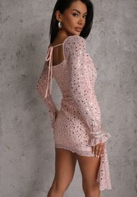 Renee - Różowa Dopasowana Sukienka VICES Zdobiona Cekinami i Wiązaniem Alethrolphi. Okazja: na imprezę. Kolor: różowy. Wzór: aplikacja. Styl: klasyczny, elegancki #3