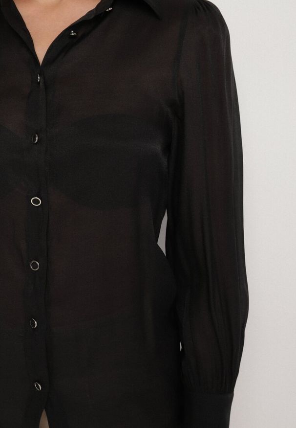 Born2be - Czarna Klasyczna Koszula z Wiskozą Linarina. Okazja: na spotkanie biznesowe. Typ kołnierza: kołnierzyk klasyczny. Kolor: czarny. Materiał: wiskoza. Styl: klasyczny