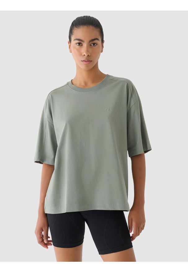 4f - 4F T-shirt oversize damski 4F x Anna Lewandowska - khaki XS. Okazja: na co dzień. Kolor: oliwkowy, wielokolorowy, brązowy. Materiał: materiał, bawełna, jersey, dzianina, skóra. Długość rękawa: krótki rękaw. Długość: krótkie. Wzór: ze splotem, gładki. Styl: sportowy, klasyczny, casual