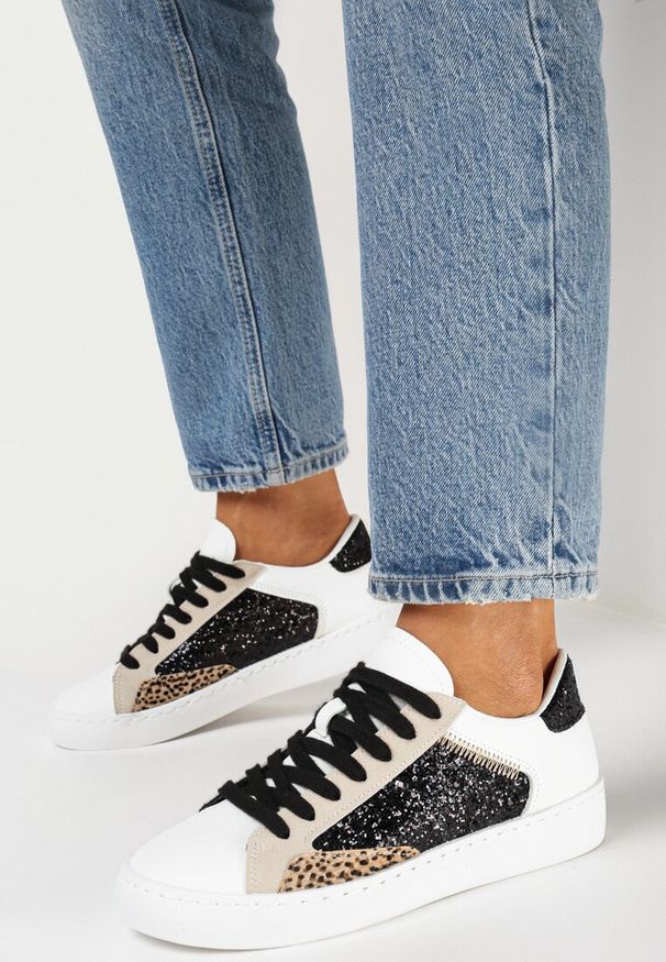 Born2be - Biało-Czarne Kolorowe Sneakersy z Brokatową Wstawką i Sznurowaniem Livora. Kolor: biały. Szerokość cholewki: normalna. Wzór: kolorowy. Obcas: na płaskiej podeszwie
