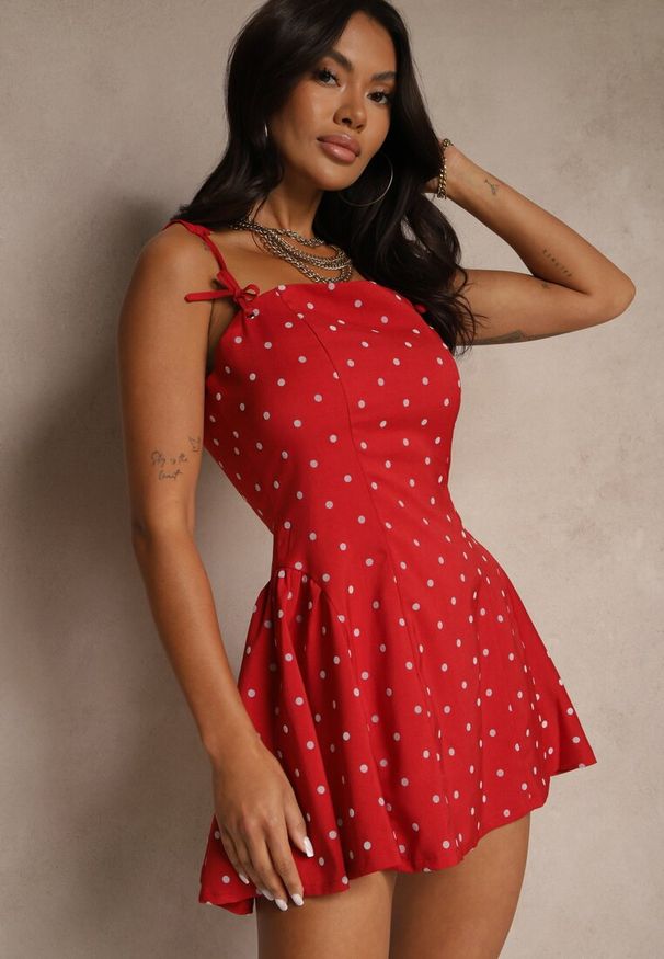 Renee - Czerwona Rozkloszowana Sukienka Vices w Kropki na Ramiączkach z Gorsetowym Wiązaniem Sarione. Okazja: na imprezę. Typ kołnierza: dekolt gorset. Kolor: czerwony. Długość rękawa: na ramiączkach. Wzór: kropki. Typ sukienki: gorsetowe. Styl: klasyczny