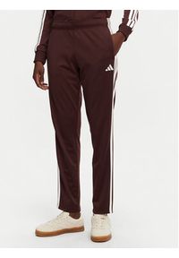 Adidas - adidas Dres Essentials 3-Stripes JD2683 Brązowy Regular Fit. Kolor: brązowy. Materiał: syntetyk