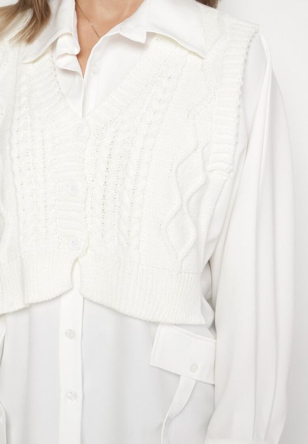 Born2be - Jasnobeżowa Koszula o Nietoperzowym Kroju z Naszytą Dzianinową Kamizelką Hanorielin. Okazja: na co dzień. Typ kołnierza: kołnierzyk klasyczny, dekolt w kształcie V. Kolor: beżowy. Materiał: dzianina. Długość rękawa: długi rękaw. Długość: długie. Wzór: aplikacja. Styl: klasyczny, casual, elegancki