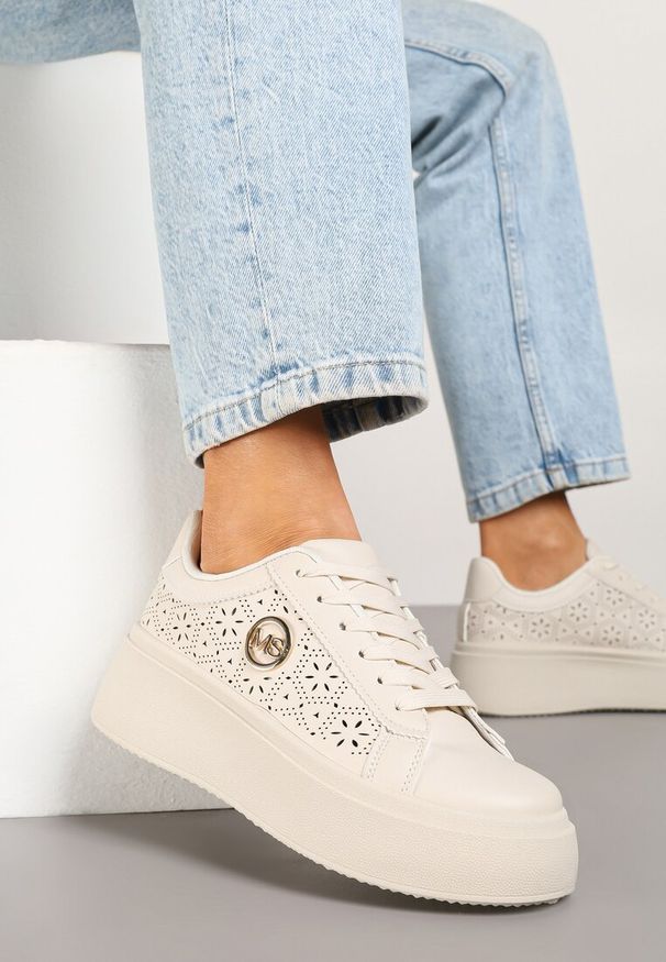 Born2be - Jasnobeżowe Sneakersy na Platformie Zdobione Ażurową Perforacją i Aplikacją Camioria. Okazja: na co dzień. Kolor: beżowy. Materiał: jeans. Wzór: ażurowy, aplikacja. Obcas: na platformie