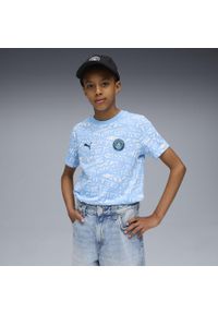 Puma - Młodzieżowa koszulka Manchester City FtblCulture z nadrukiem na całej. Kolor: niebieski, wielokolorowy, biały. Wzór: nadruk. Sport: piłka nożna