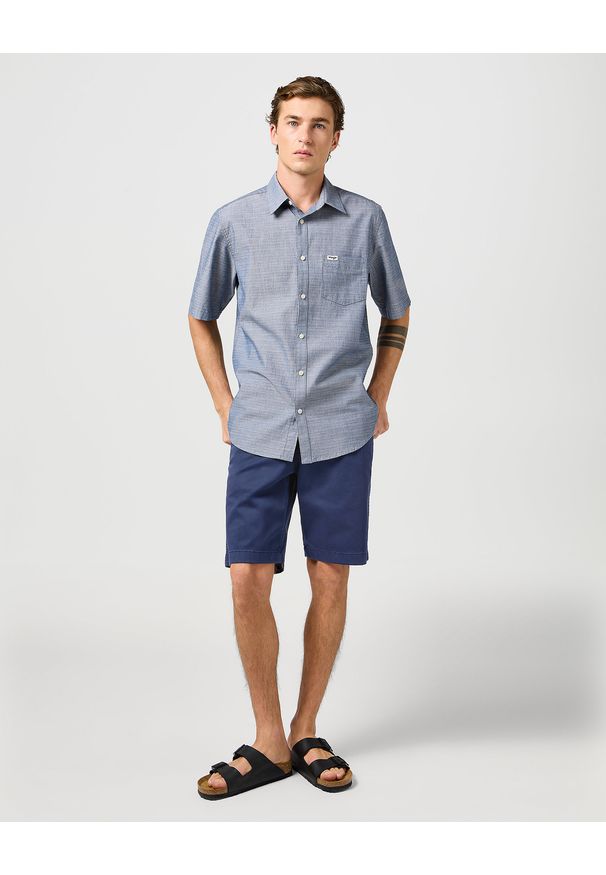 Wrangler - MESKIE SPODENKI WRANGLER CHINO SHORT NAVY 112362348. Okazja: na co dzień. Materiał: skóra, len, materiał, elastan, bawełna. Długość: do kolan. Sezon: lato. Styl: casual, klasyczny