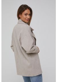 Answear Lab płaszcz damski kolor beżowy przejściowy dwurzędowy. Kolor: beżowy. Materiał: materiał. Styl: wakacyjny #3