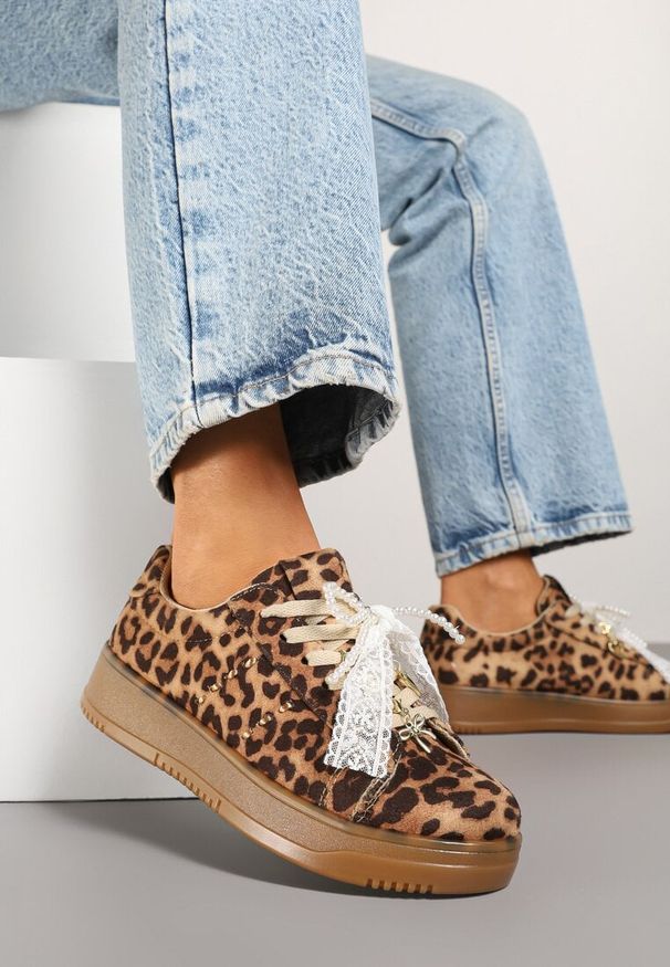 Renee - Panterkowe Sneakersy na Niskiej Platformie z Aplikacjami i Kokardkami Divienne. Okazja: na co dzień. Materiał: jeans. Wzór: aplikacja. Obcas: na platformie