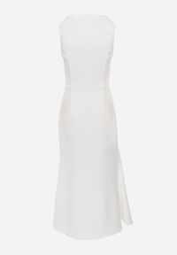 Renee - Biała Sukienka VICES z Metaliczną Ozdobą na Ramieniu Coraena. Okazja: na randkę. Kolor: biały. Wzór: aplikacja. Typ sukienki: asymetryczne. Styl: elegancki #5