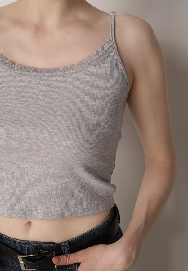 Born2be - Szary Bawełniany Top Bieliźniany z Koronką na Regulowanych Ramiączkach Beralisa. Okazja: na co dzień. Kolor: szary. Materiał: bawełna, koronka. Długość rękawa: na ramiączkach. Wzór: koronka. Sezon: zima, jesień. Styl: casual, klasyczny