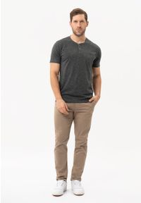 Volcano - T-shirt z rozpinanym dekoltem T-WARREN. Kolor: szary. Materiał: materiał, skóra, bawełna, jeans. Długość rękawa: krótki rękaw. Długość: krótkie. Wzór: melanż, aplikacja. Sezon: lato. Styl: klasyczny #1