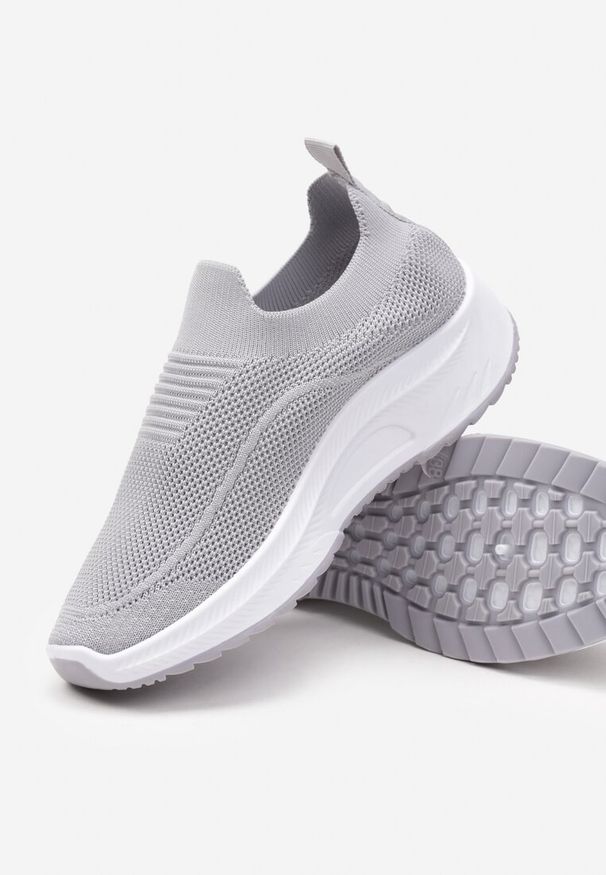 Renee - Szare Casualowe Buty Sportowe na Grubszej Podeszwie Ozdobione Perforacją Fiovena. Okazja: na co dzień. Kolor: szary. Materiał: jeans. Wzór: aplikacja