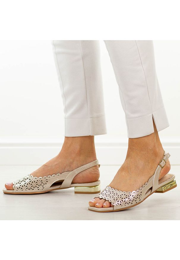 POTOCKI - Złote sandały damskie na obcasie Potocki 43339. Okazja: na co dzień, na imprezę. Kolor: złoty. Materiał: skóra. Sezon: wiosna, lato. Obcas: na obcasie. Styl: casual, elegancki, klasyczny, wizytowy. Wysokość obcasa: niski