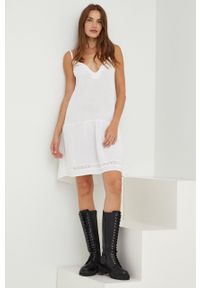 Answear Lab sukienka lniana kolor biały mini prosta. Okazja: na co dzień. Kolor: biały. Materiał: len. Długość rękawa: na ramiączkach. Typ sukienki: proste. Styl: wakacyjny. Długość: mini