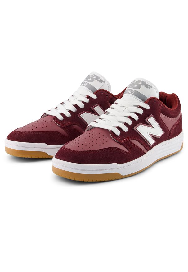 Buty męskie New Balance Numeric NM480BEE – bordowe. Kolor: czerwony. Materiał: zamsz, skóra, dresówka, materiał, syntetyk, guma. Szerokość cholewki: normalna. Wzór: nadruk. Sport: bieganie