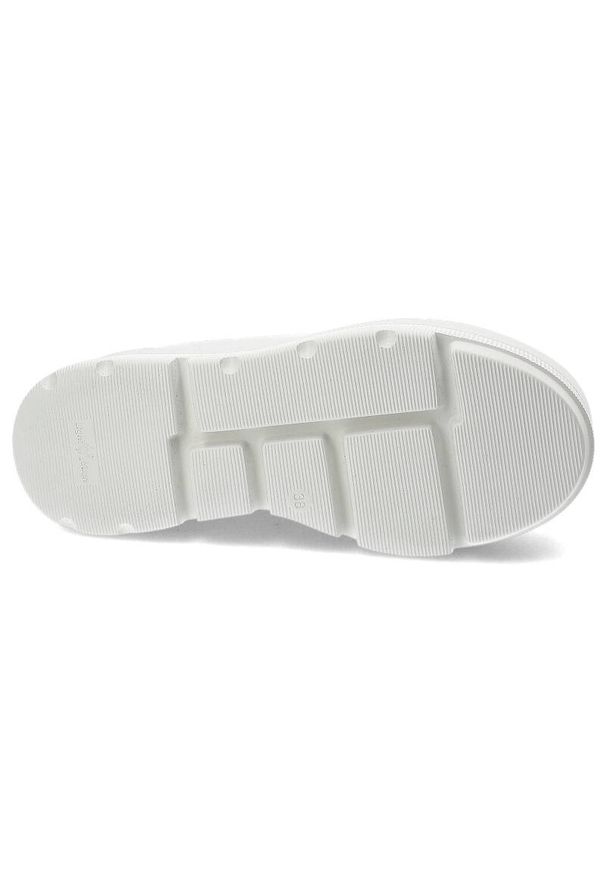 Białe Sneakersy Karino Modne Buty Damskie Na Platformie. Okazja: na co dzień, na spacer. Kolor: biały. Materiał: skóra. Szerokość cholewki: normalna. Obcas: na platformie. Sport: turystyka piesza