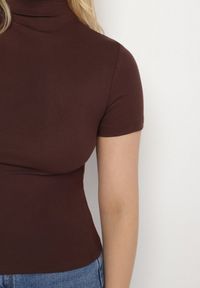 Born2be - Brązowy Dopasowany T-shirt z Wiskozy z Golfem Isovera. Okazja: na spotkanie biznesowe, do pracy. Typ kołnierza: golf. Kolor: brązowy. Materiał: wiskoza. Długość rękawa: krótki rękaw. Długość: krótkie. Wzór: aplikacja. Styl: biznesowy, elegancki #3