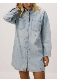 Reserved - Jeansowa sukienka z aplikacjami - niebieski. Kolor: niebieski. Materiał: jeans. Wzór: aplikacja #1