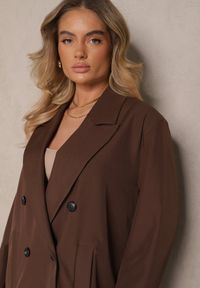 Renee - Brązowa Marynarka Dwurzędowa o Przedłużonym Fasonie Pilinne. Okazja: do pracy, na co dzień, na spotkanie biznesowe. Kolor: brązowy. Materiał: jeans. Styl: casual, elegancki, biznesowy #5