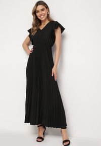 Born2be - Czarna Plisowana Sukienka Maxi Rozkloszowana z Luźnymi Rękawkami Serahpine. Okazja: na spacer, na imprezę, na co dzień. Kolor: czarny. Długość rękawa: krótki rękaw. Typ sukienki: proste. Styl: casual. Długość: maxi