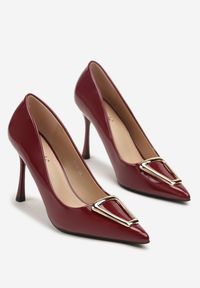 Renee - Bordowe Szpilki Lakierowane Ozdobione Aplikacją Riluana. Kolor: czerwony. Materiał: lakier. Wzór: aplikacja. Obcas: na szpilce. Styl: elegancki. Wysokość obcasa: średni