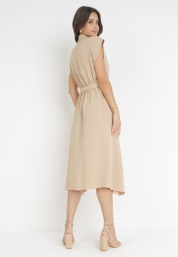 Born2be - Beżowa Midi Sukienka Zapinana na Guziki z Wiązanym Paskiem Alyssama. Kolor: beżowy. Materiał: materiał. Długość: midi