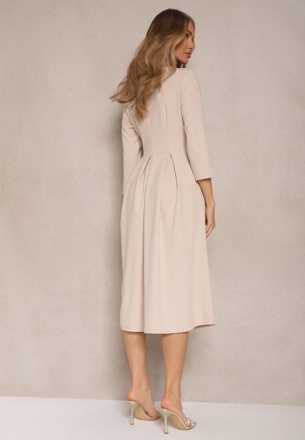 Renee - Beżowa Sukienka o Rozkloszowanym Kroju z Rękawem Długości 3/4 Nomini. Okazja: na randkę, na spotkanie biznesowe. Typ kołnierza: dekolt w kształcie V. Kolor: beżowy. Materiał: skóra. Typ sukienki: rozkloszowane. Styl: biznesowy, klasyczny, elegancki