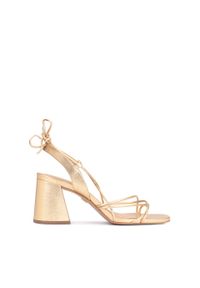 Kazar - Złote sandały na słupku wiązane wokół łydki. Zapięcie: pasek. Kolor: złoty. Materiał: skóra. Wzór: paski. Obcas: na słupku. Styl: klasyczny #1
