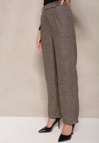 Renee - Brązowe Spodnie o Klasycznym Kroju High Waist Ozdobione Guzikami Liliwenna. Okazja: na spotkanie biznesowe. Stan: podwyższony. Kolor: brązowy. Wzór: aplikacja. Styl: klasyczny #5