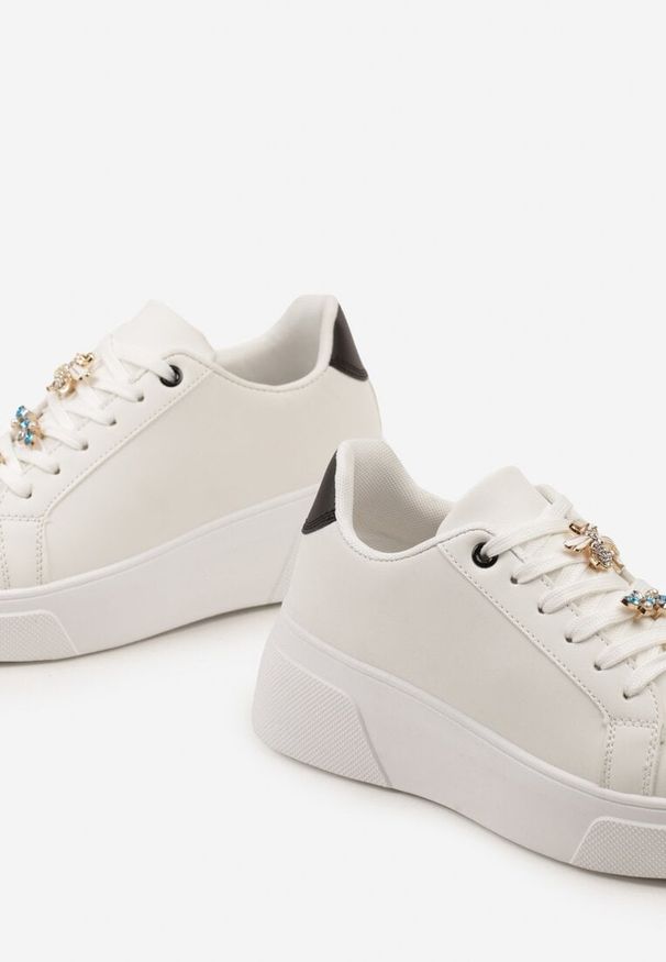 Born2be - Biało-Czarne Sneakersy na Grubej Podeszwie ze Sznurowaniem Ozdobione Metalowymi Zawieszkami i Cyrkoniami Timavel. Nosek buta: okrągły. Zapięcie: sznurówki. Kolor: biały. Materiał: materiał. Wzór: aplikacja. Obcas: na obcasie. Wysokość obcasa: niski