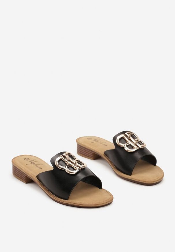 Born2be - Czarne Płaskie Klapki Wykończone z Przodu Ozdobą Tesalia. Okazja: na co dzień. Kolor: czarny. Materiał: len. Wzór: aplikacja. Styl: elegancki, casual