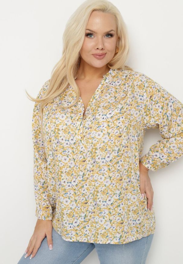 Born2be - Żółta Bluzka Wiskozowa w Kwiaty o Koszulowym Fasonie Vilozi. Okazja: na co dzień. Typ kołnierza: dekolt w kształcie V. Kolekcja: plus size. Kolor: żółty. Długość: długie. Wzór: kwiaty. Materiał: wiskoza. Długość rękawa: długi rękaw. Styl: elegancki, casual