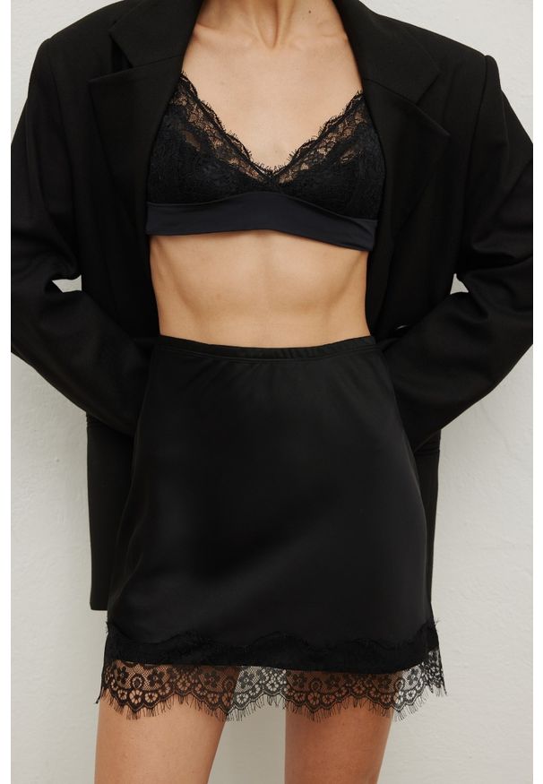 Marsala - Mini spódniczka z koronka w kolorze BLACK - CHIC-XS. Okazja: na co dzień. Materiał: koronka. Długość: długie. Wzór: koronka. Styl: casual, rockowy, elegancki