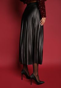 Renee - Czarna Plisowana Spódnica Rozkloszowana z Gumką w Talii Noriri. Okazja: na co dzień. Kolor: czarny. Styl: klasyczny, casual, elegancki