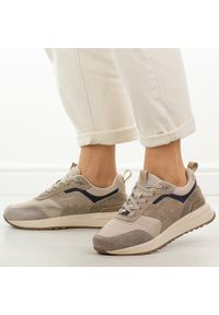 Beżowe be skórzane półbuty damskie Filippo Dp7729/26. Okazja: na co dzień. Nosek buta: okrągły. Zapięcie: sznurówki. Kolor: beżowy. Materiał: tkanina, zamsz, skóra. Szerokość cholewki: normalna. Sezon: wiosna, jesień, lato. Styl: casual, klasyczny, sportowy #1