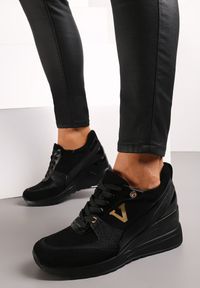 Renee - Czarne Sneakersy z Metalicznymi Wstawkami i Ozdobami na Koturnie Lierova. Wysokość cholewki: przed kostkę. Kolor: czarny. Szerokość cholewki: normalna. Wzór: aplikacja. Obcas: na koturnie #4