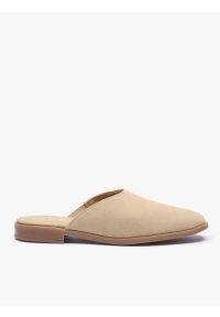 Ryłko - Piaskowe klapki mule. Okazja: na co dzień. Kolor: beżowy. Materiał: welur, skóra. Obcas: na obcasie. Styl: klasyczny, casual, street, elegancki #1